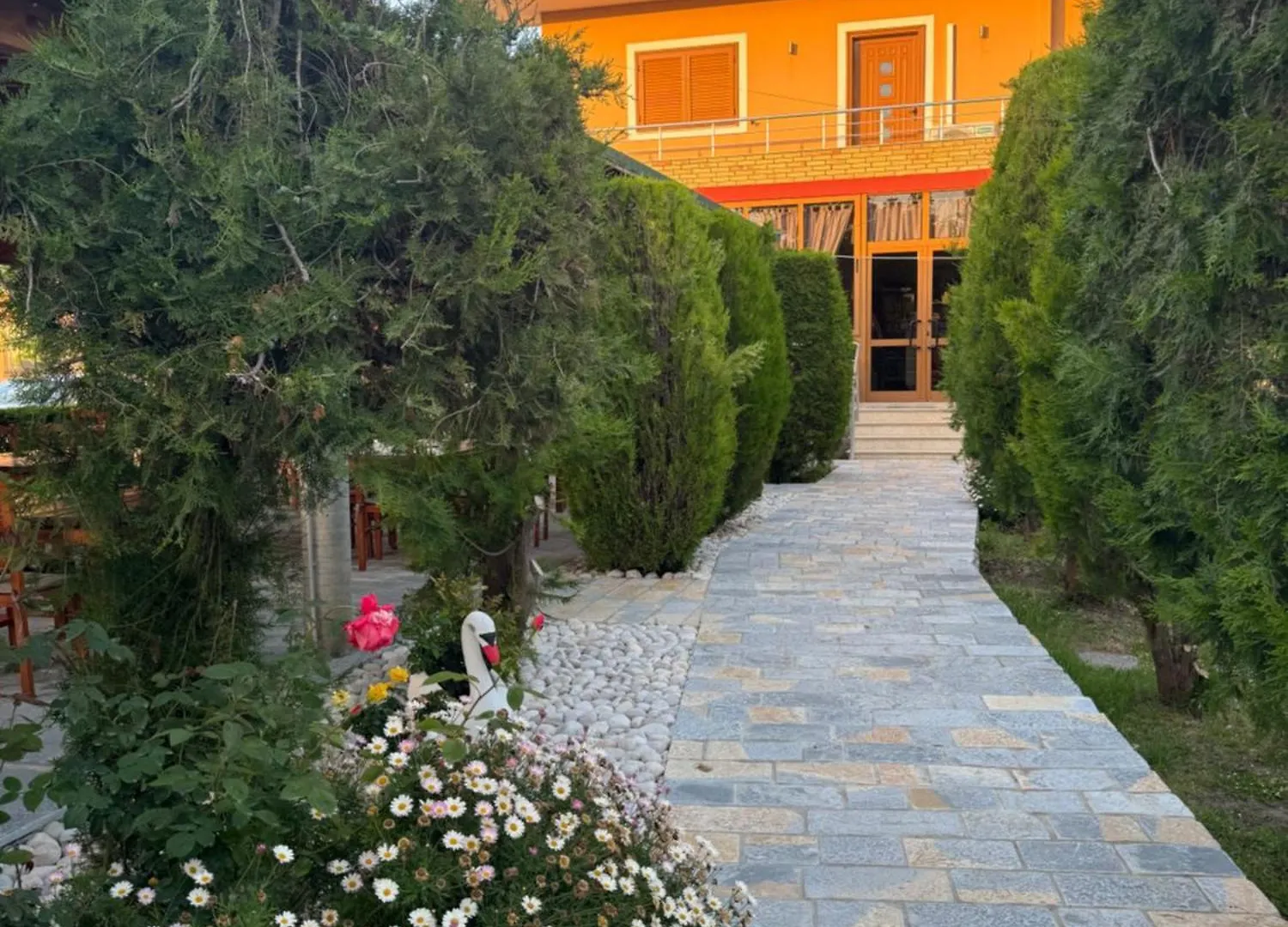 Kontakte von Natyra Rooms Zvernec